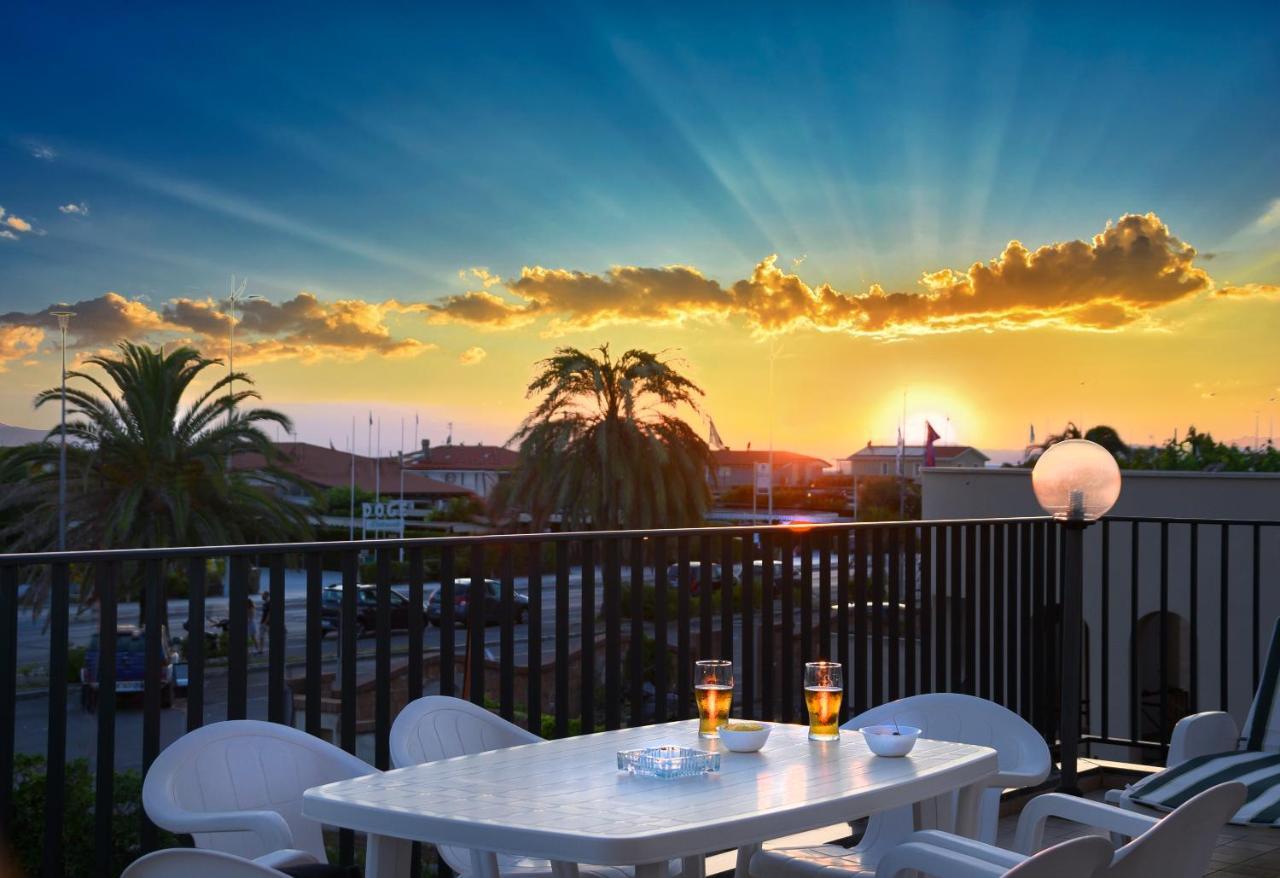 Hotel Paris Lido di Camaiore Exterior photo