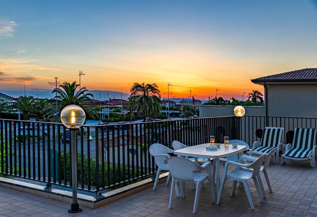 Hotel Paris Lido di Camaiore Exterior photo